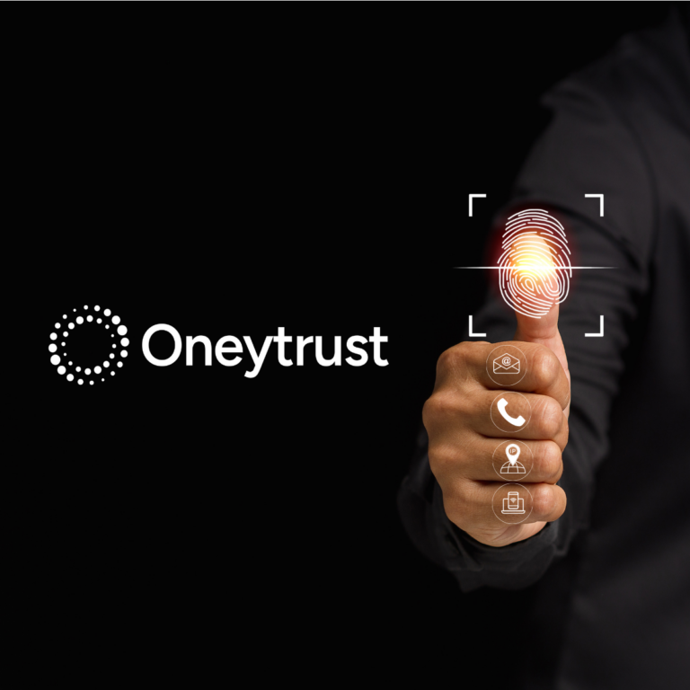 Pouce avec une empreinte digitale sur un fond noir. Sur les autres doigts il y a des pictos de : téléphone / e-mail / adresse IP / Device. Logo Oneytrust.